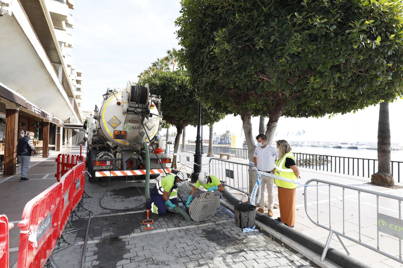 El concejal de Obras, Diego López, y la responsable de Hidralia Paula Martín Lomeña.