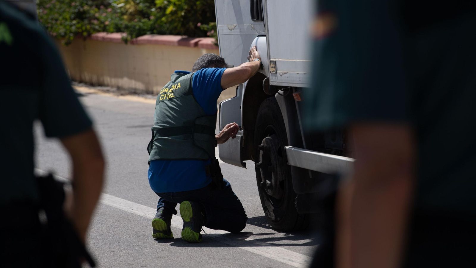 Un agente de la Guardia Civil registra un camión en el puerto de Ceuta. Un agente de la Guardia Civil registra un camión en el puerto de Ceuta.