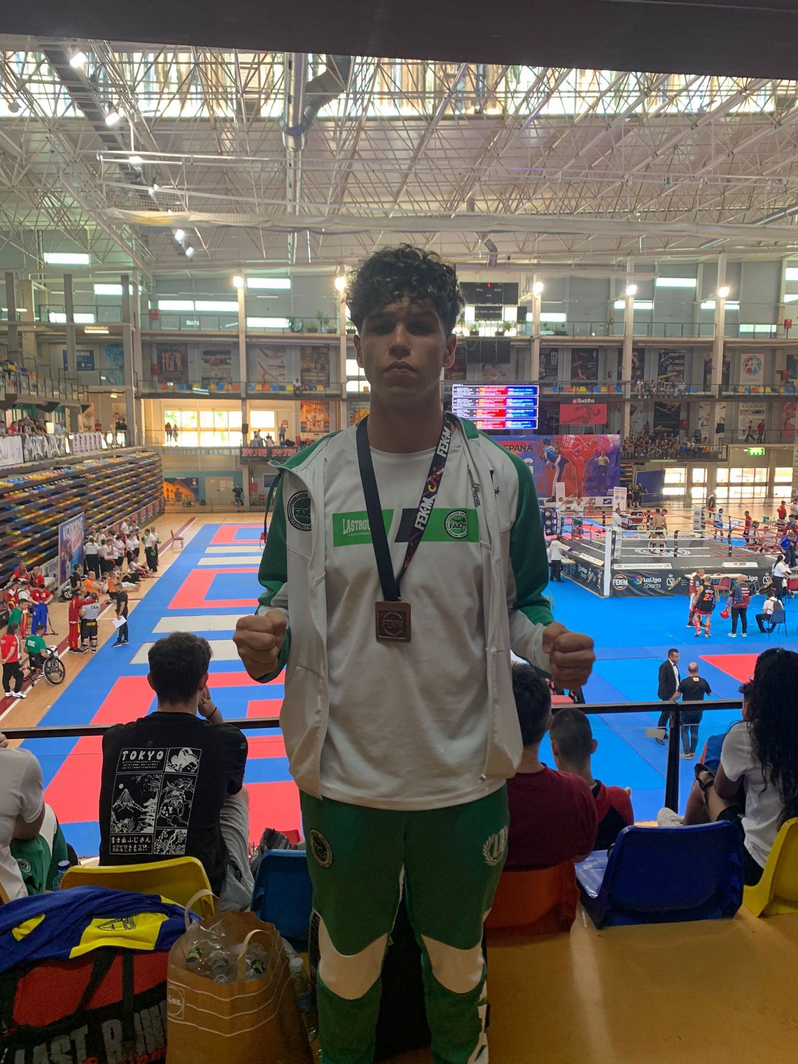 Óscar Ruiz Mariscal luce con su medalla de bronce.