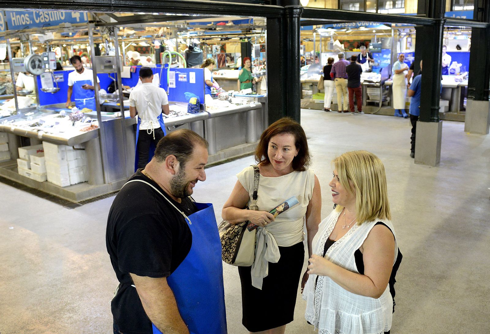 Mamen Sánchez e Isabel Gallardo conversan con Juan Ignacio Parada en la plaza