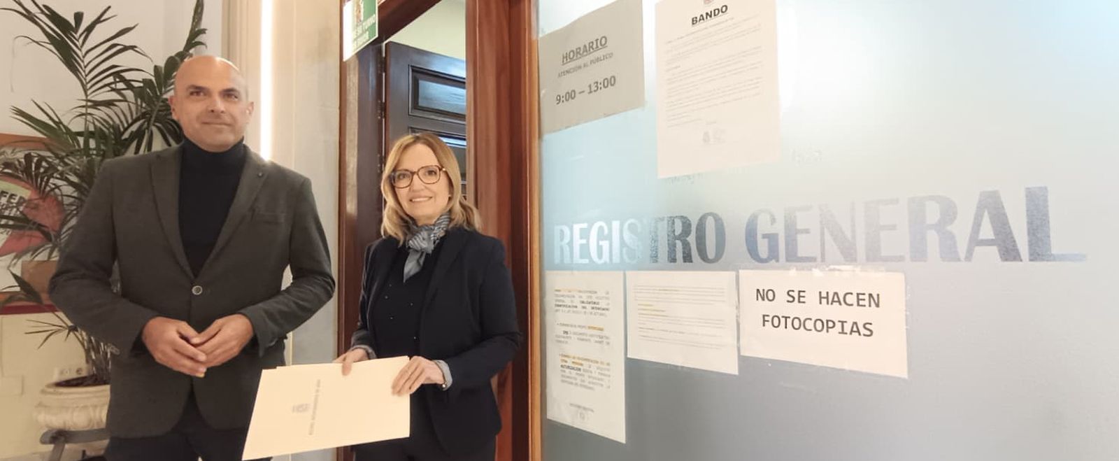 Regirstro formal de petición para la cesión de un terreno de la Junta de Andalucía. José María Cano y María del Carmen Angulo.