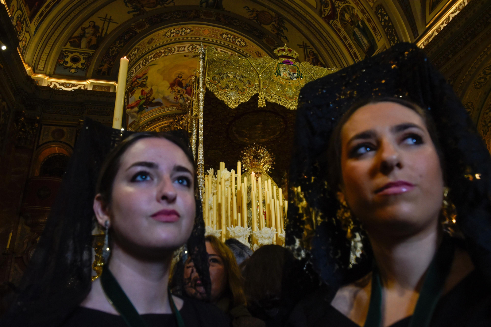 Las imágenes del ambiente en la Macarena y el Gran Poder el Jueves Santo en la Semana Santa de Sevilla 2024