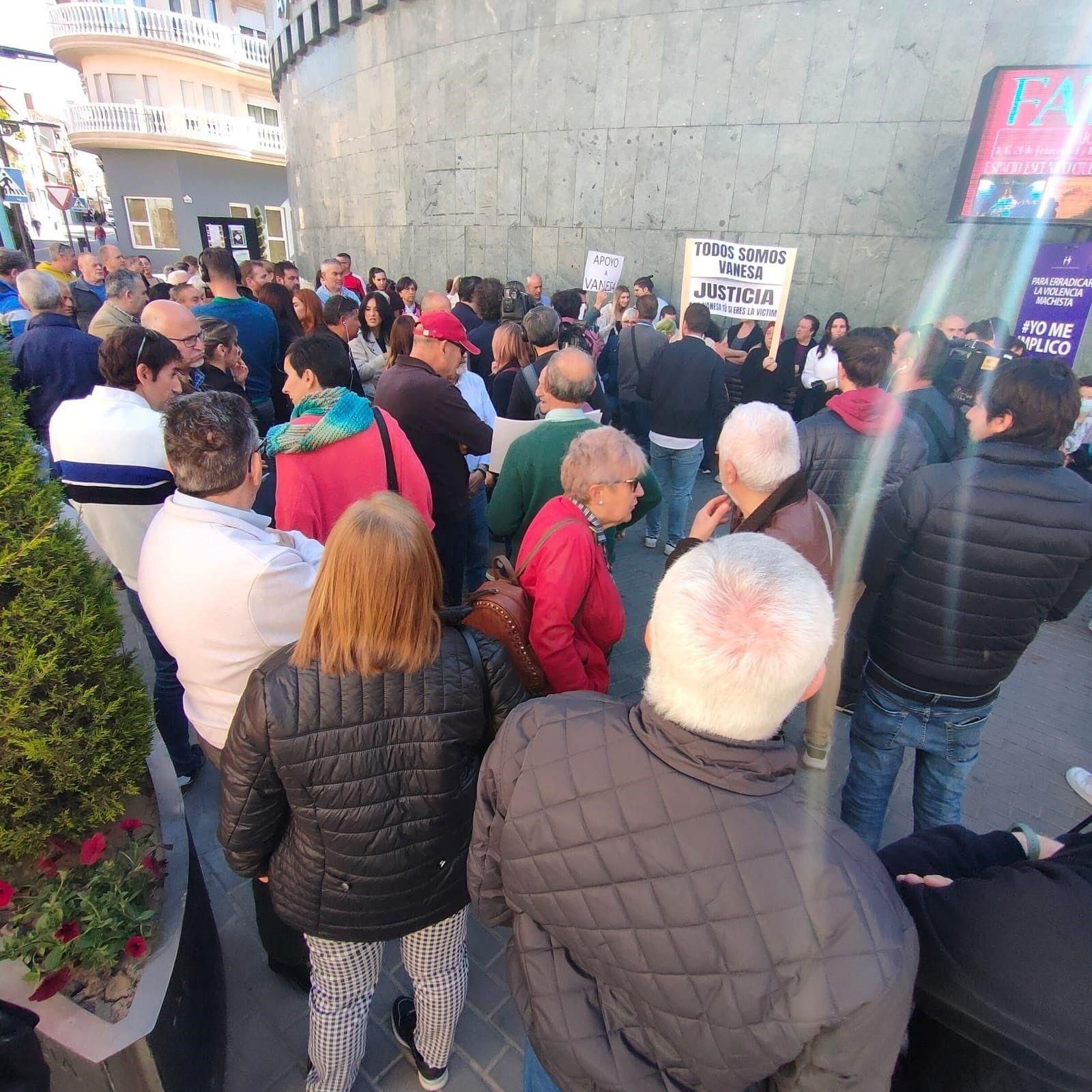 Concentración de apoyo a la concejal secuestrada