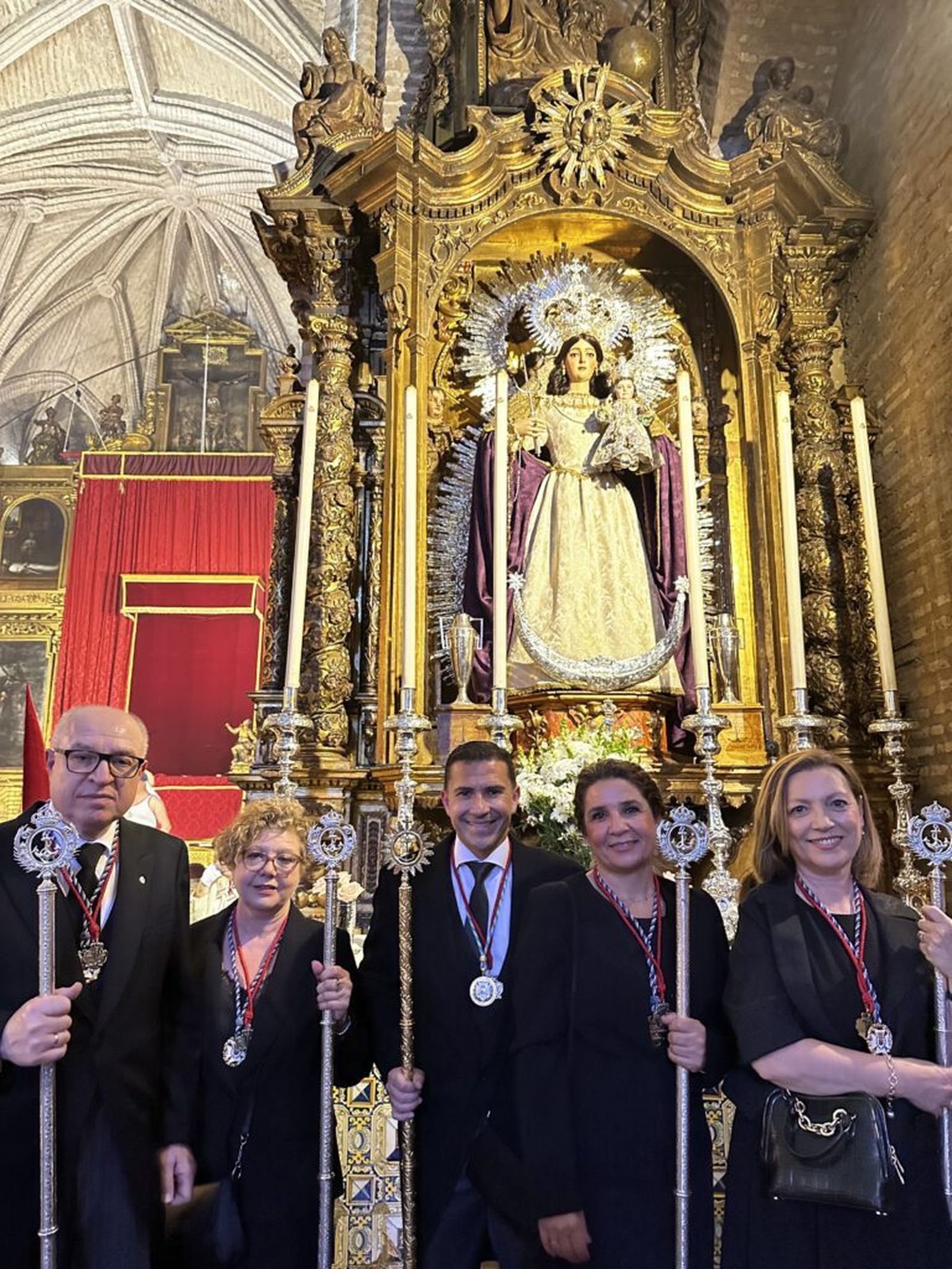 Miembros de la enfermería ante la titular de la Lanzada