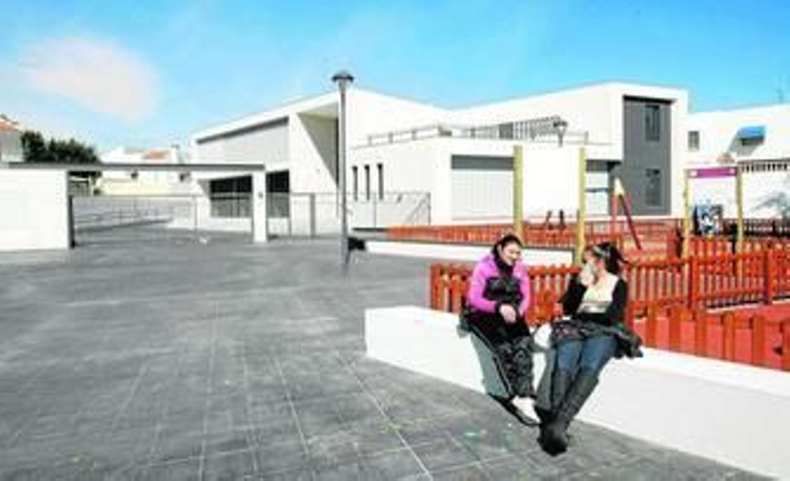 El centro cívico construido en la calle Antonio Muñoz Zamora acogerá el Centro Municipal de la Mujer de Nueva Andalucía, en Calzada de Castro.