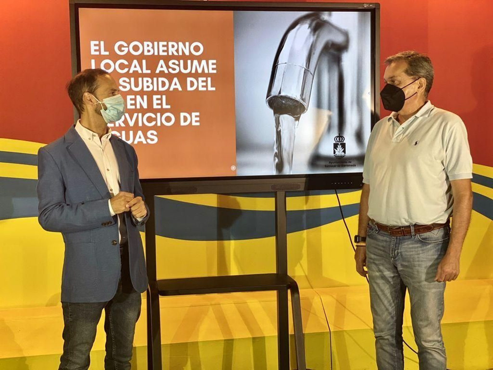 El alcalde y el primer teniente de alcalde de Sanlúcar, durante su comparecencia pública en el Palacio Municipal.