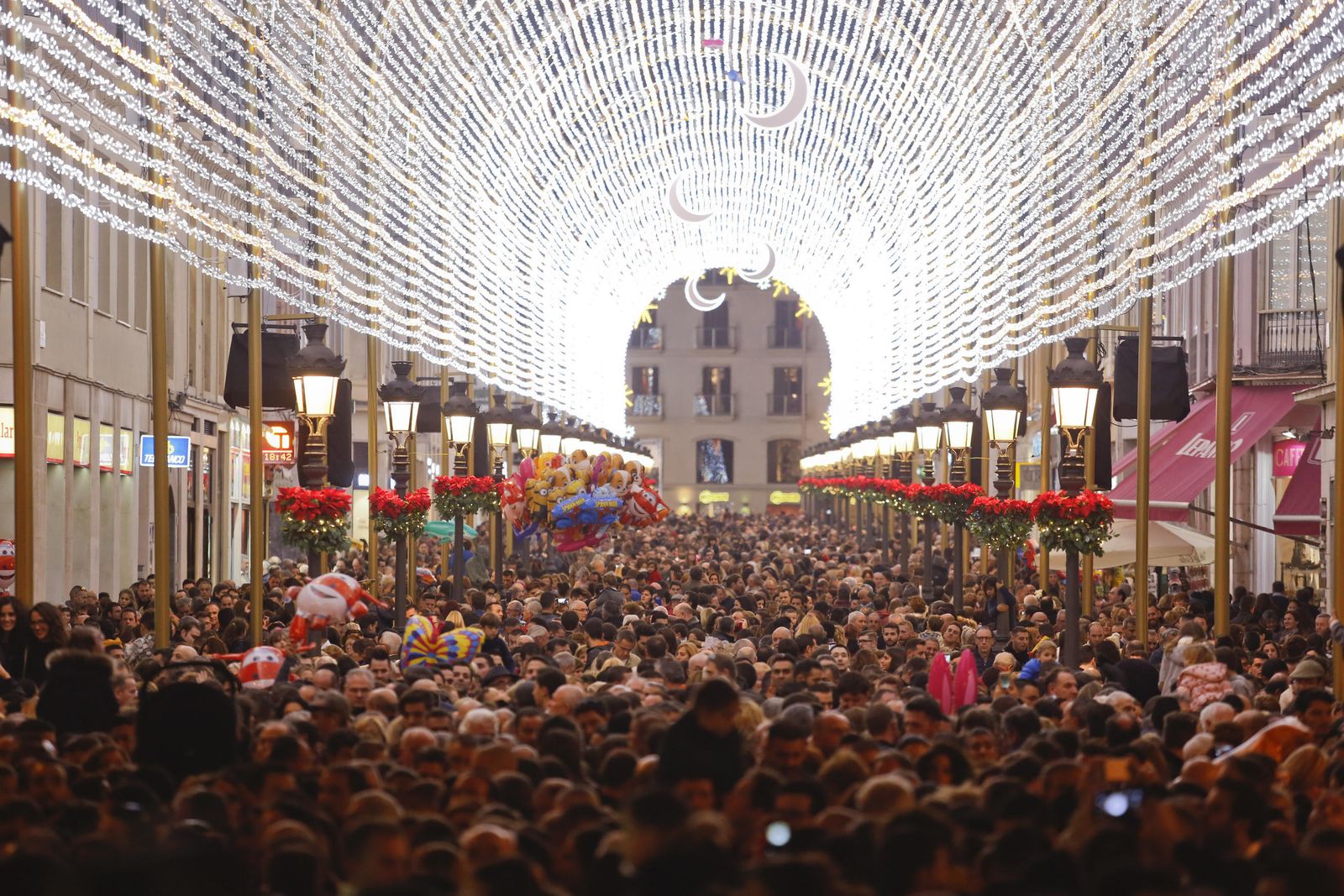 El PP y C's evitan que los comercios paguen por las luces de calle Larios