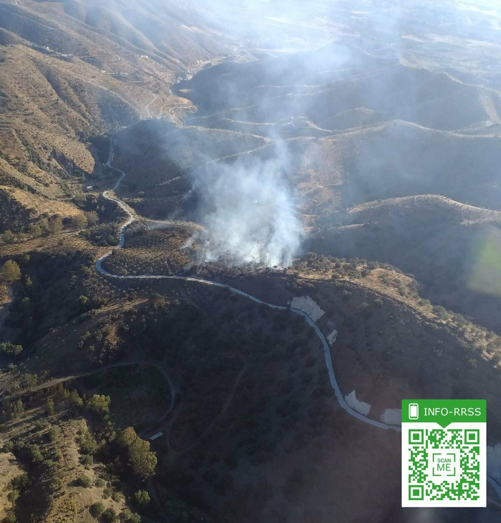 Más de 30 bomberos trabajan en un incendio forestal en Pizarra