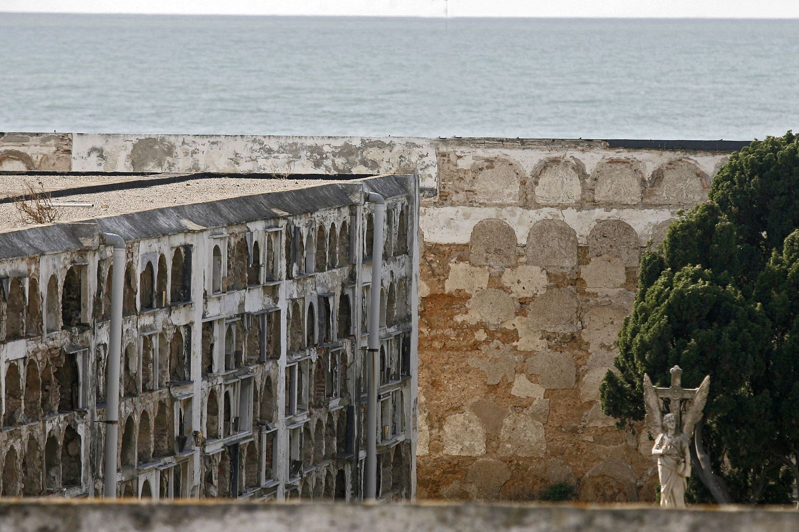 Cuarteladas del cementerio ya vacías en 2011.