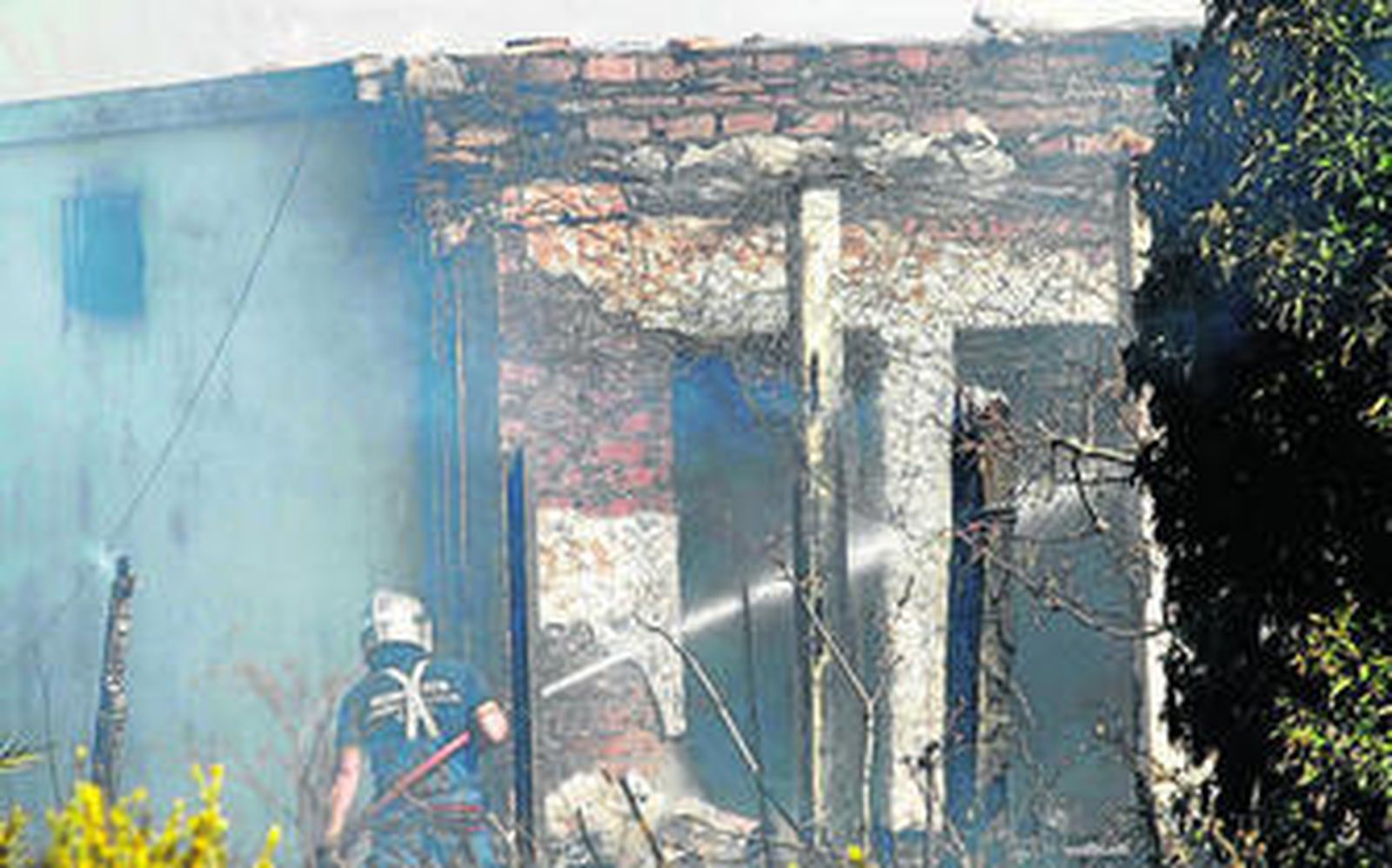 Un bombero trabaja en la extinción del incendio del restaurante, ayer en Campamento.