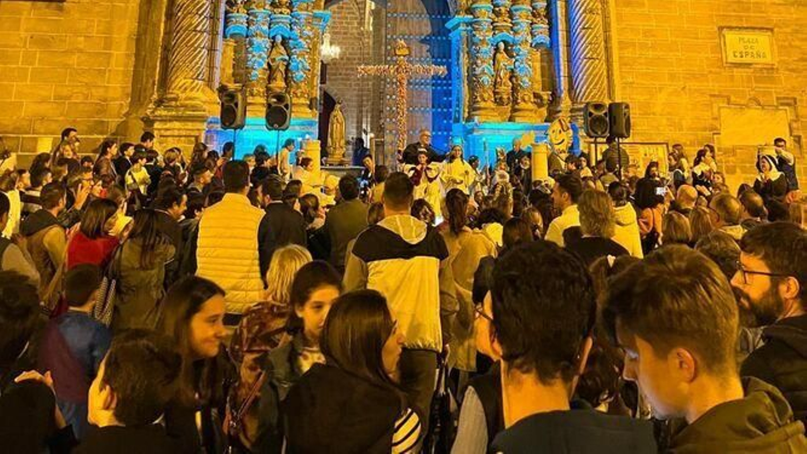 La Plaza de España se llenó de público para celebrar la víspera de Todos los Santos.