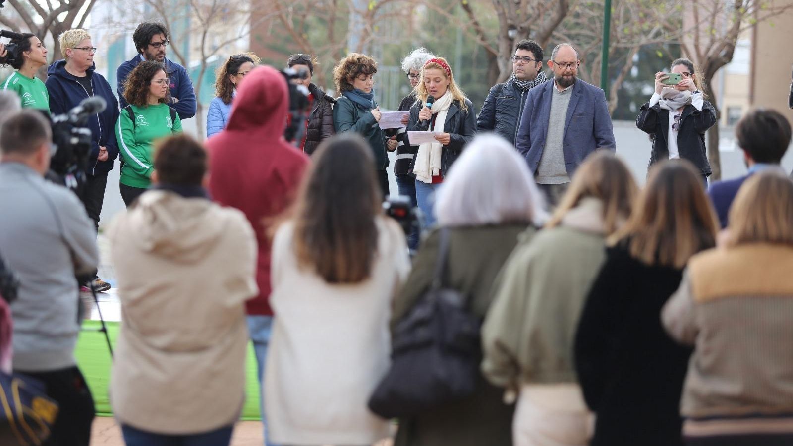 Docentes y educadores en la lectura del manifiesto.