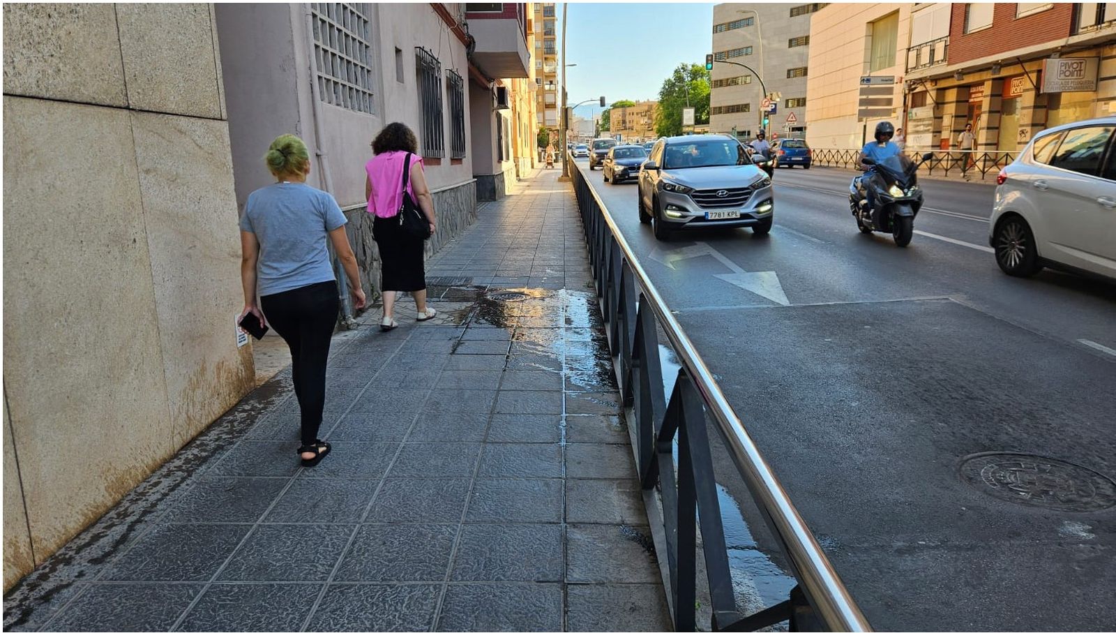 Salida de aguas sucias desde el edificio colindante a Salud.