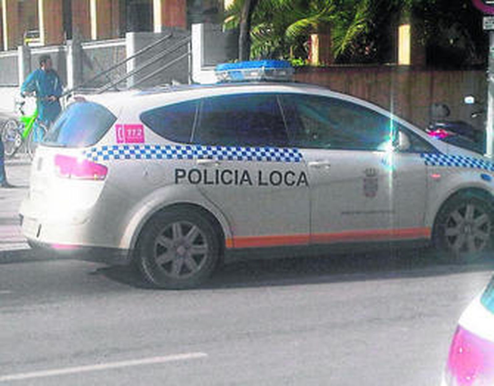 Un vehículo de al Policía Local al que se le cambió la puerta delantera.