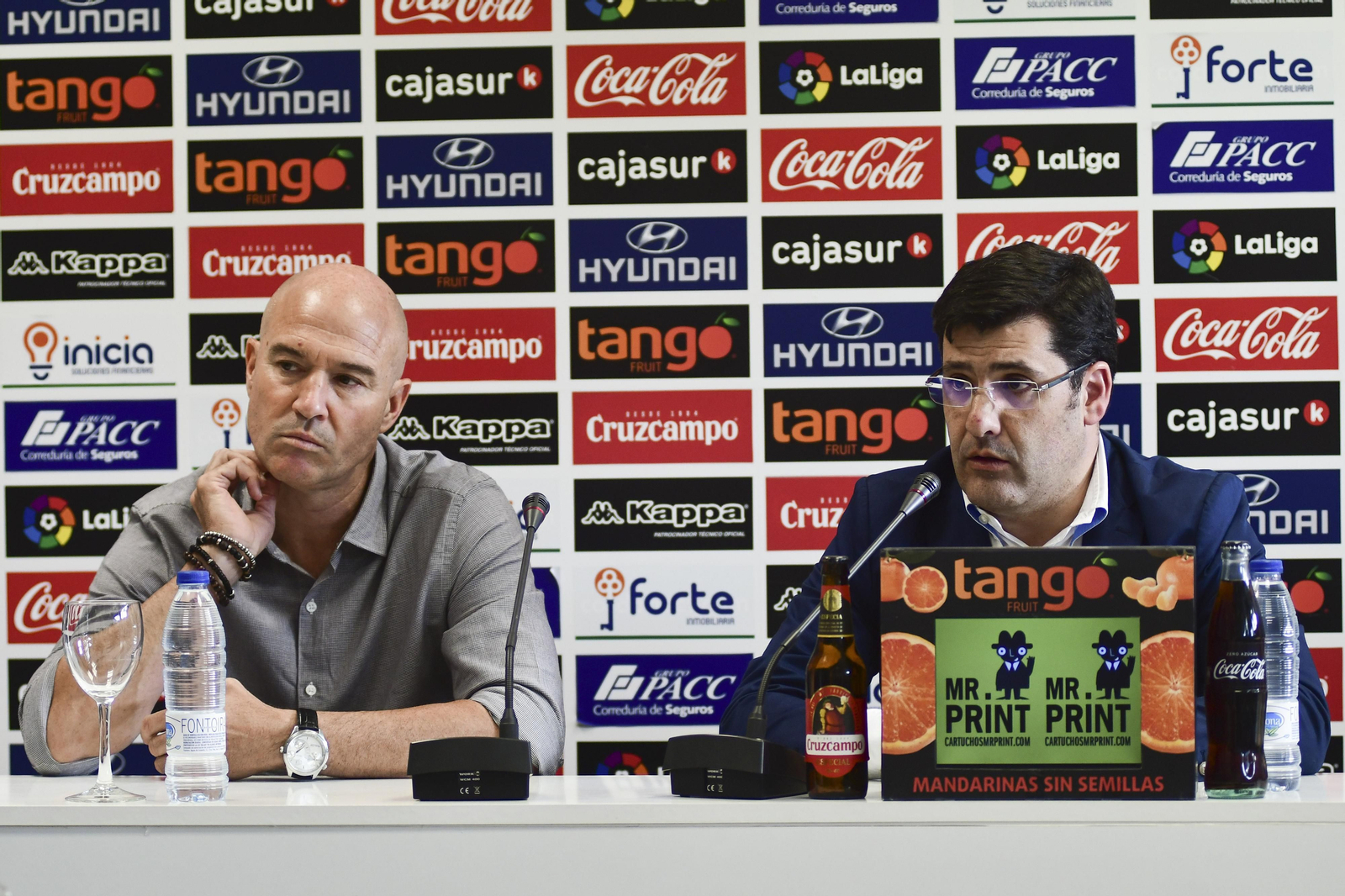 Rafael Berges, serio, junto a Jesús León, en una comparecencia de prensa en El Arcángel.