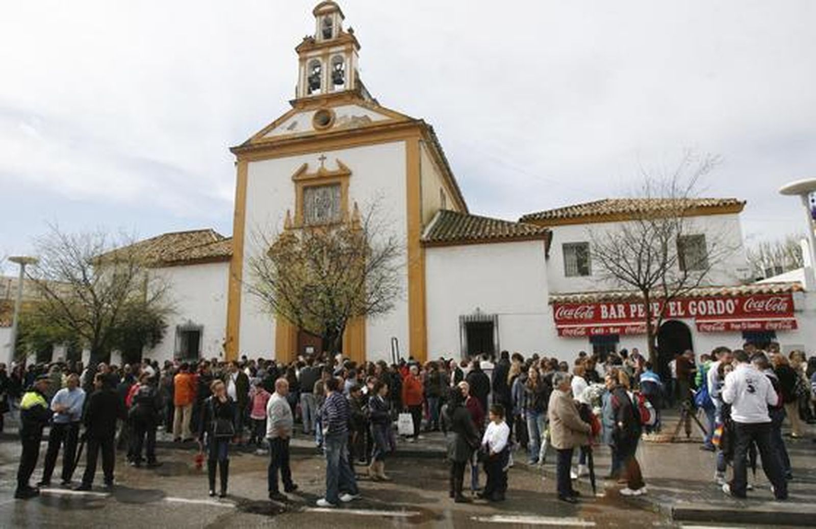 Algo más de un centenar de personas esperan a que la junta de gobierno de la Marced tome una decisión sobre la salida. / José Martínez