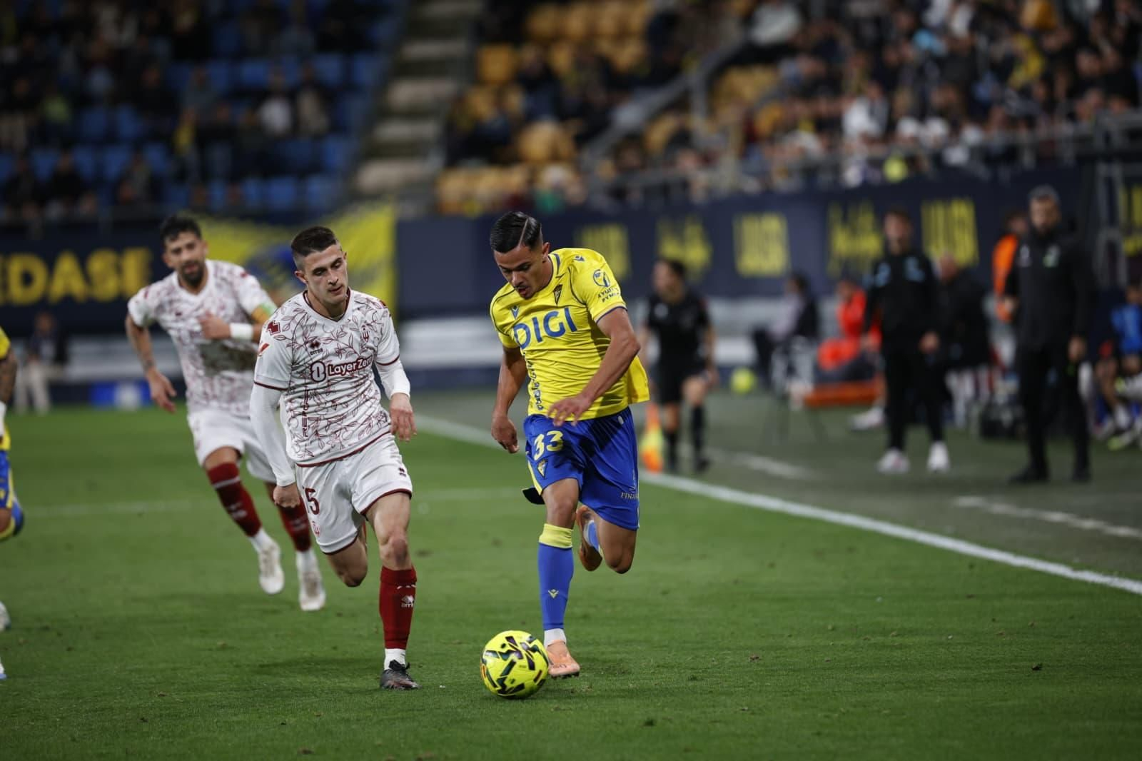 Raúl Pereita en acción ante el Castellón.