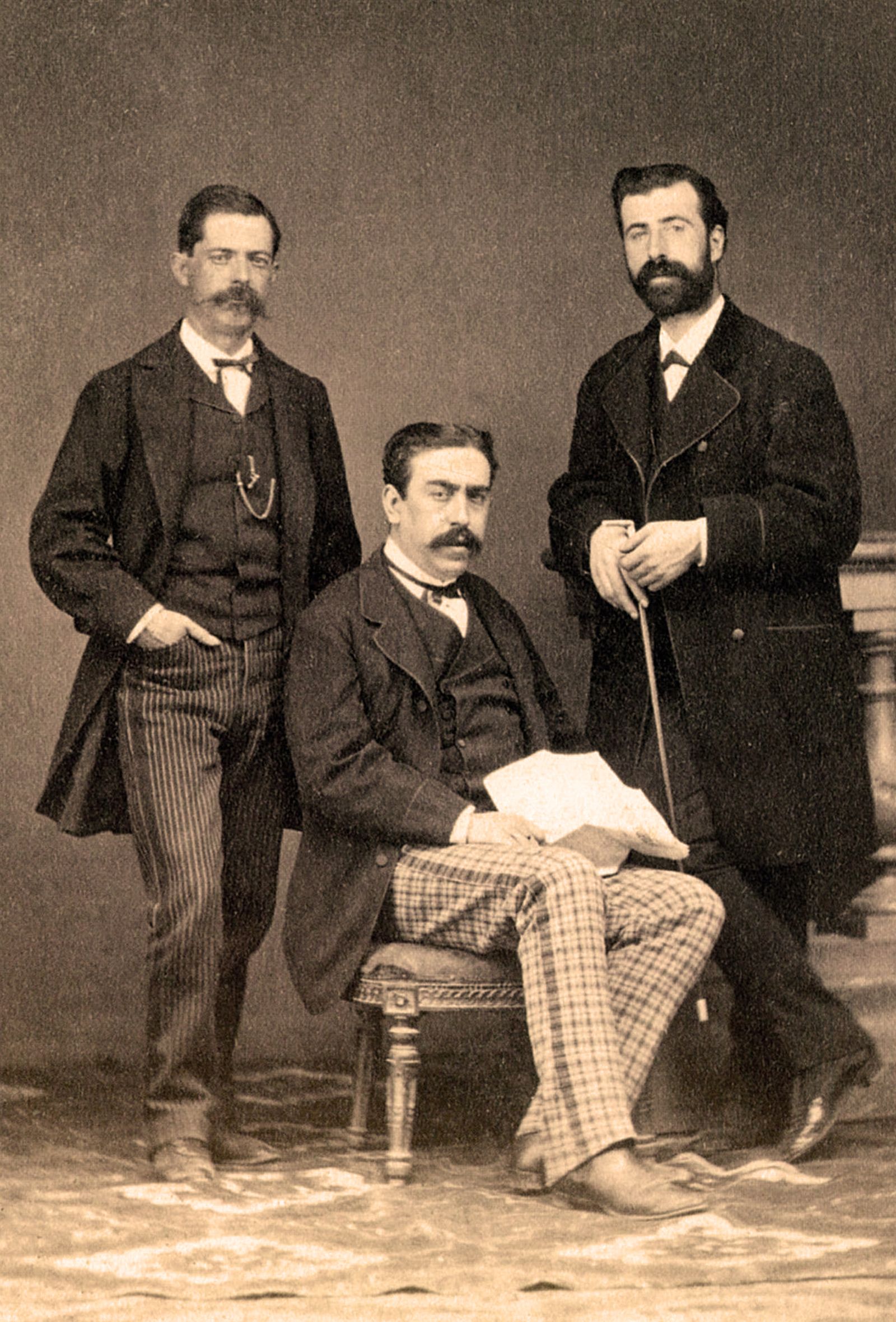 Julián Arcas, a la izquierda, y en el centro Antonio Mª Bernabé Lentisco, director de El Minero de Almagrera. Fotografía de José Rodrigo Navarro sepia