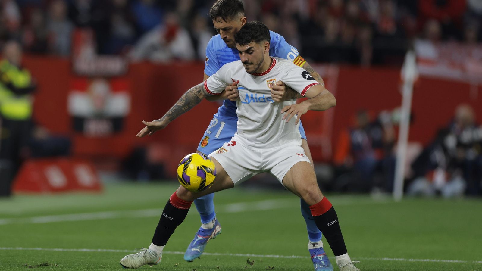 Isaac trata de proteger un balón ante Raíllo.