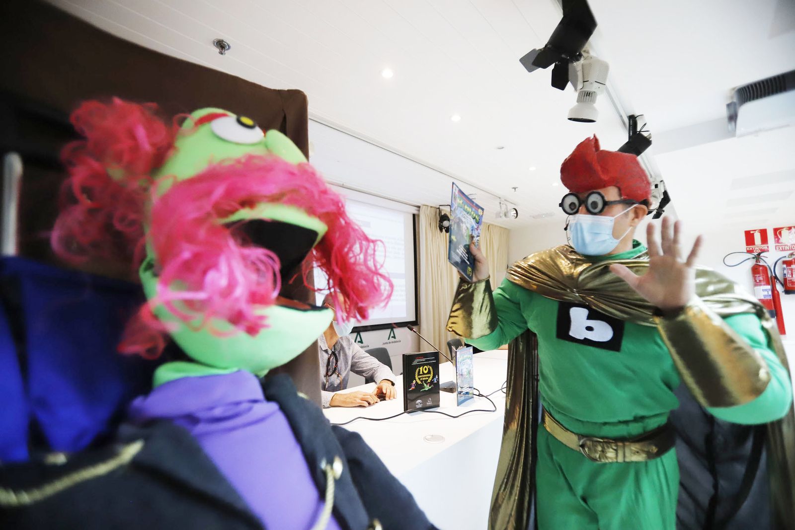 El superhéroe Biblos enseña a los niños el valor de las bibliotecas en Huelva