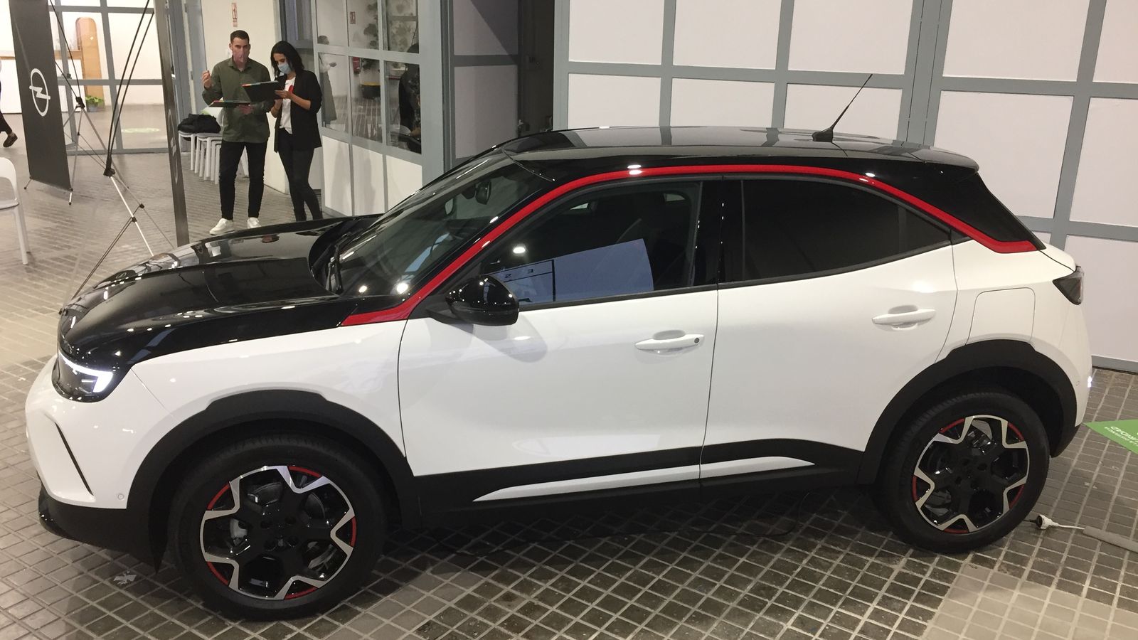 El GS Line se identifica con las inserciones de color rojo en el perfil del techo o llantas,  aunque también este color alcanza al interior.