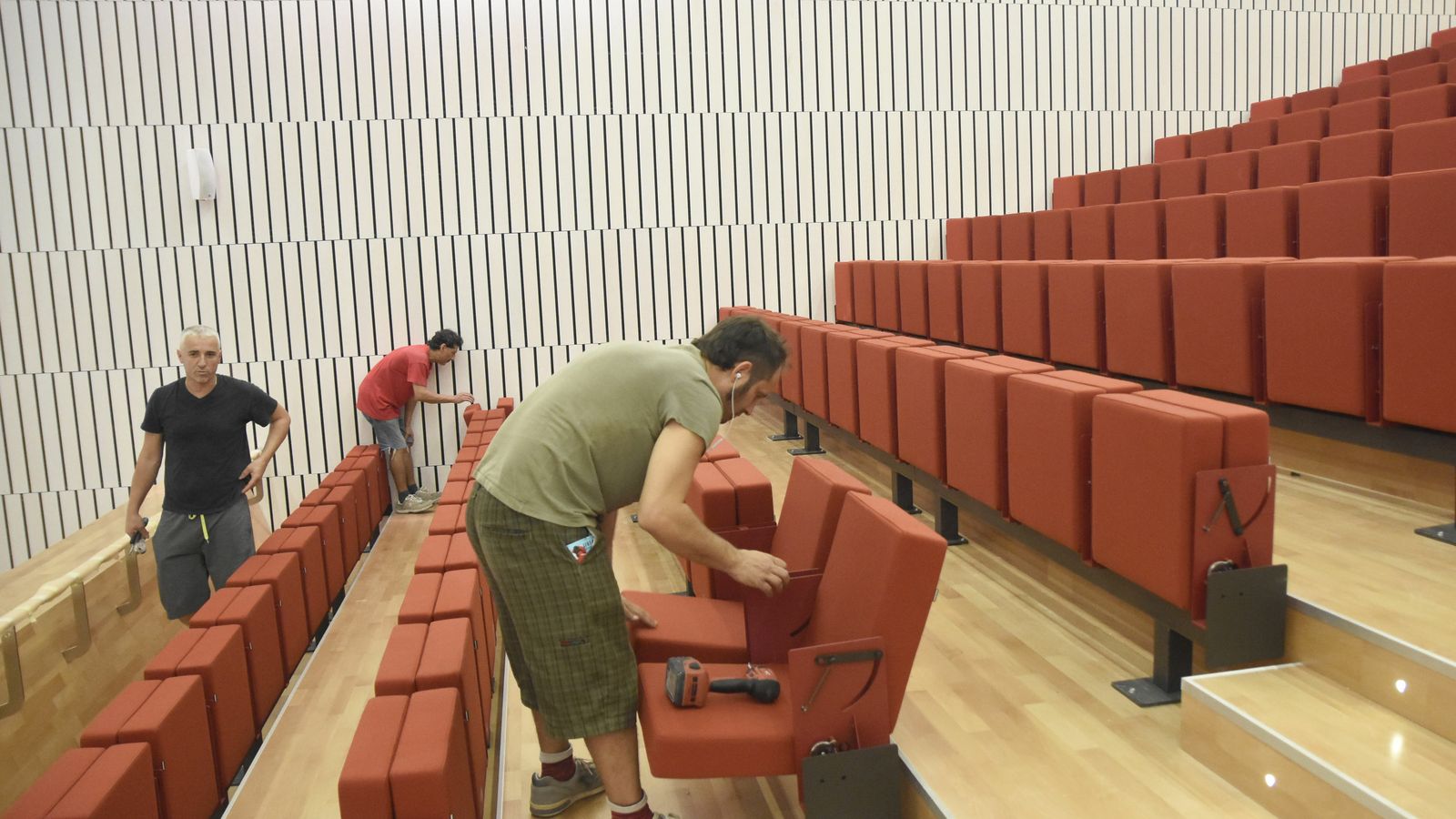 Operarios trabajan en la instalación del salón de actos del Palacio de Congresos