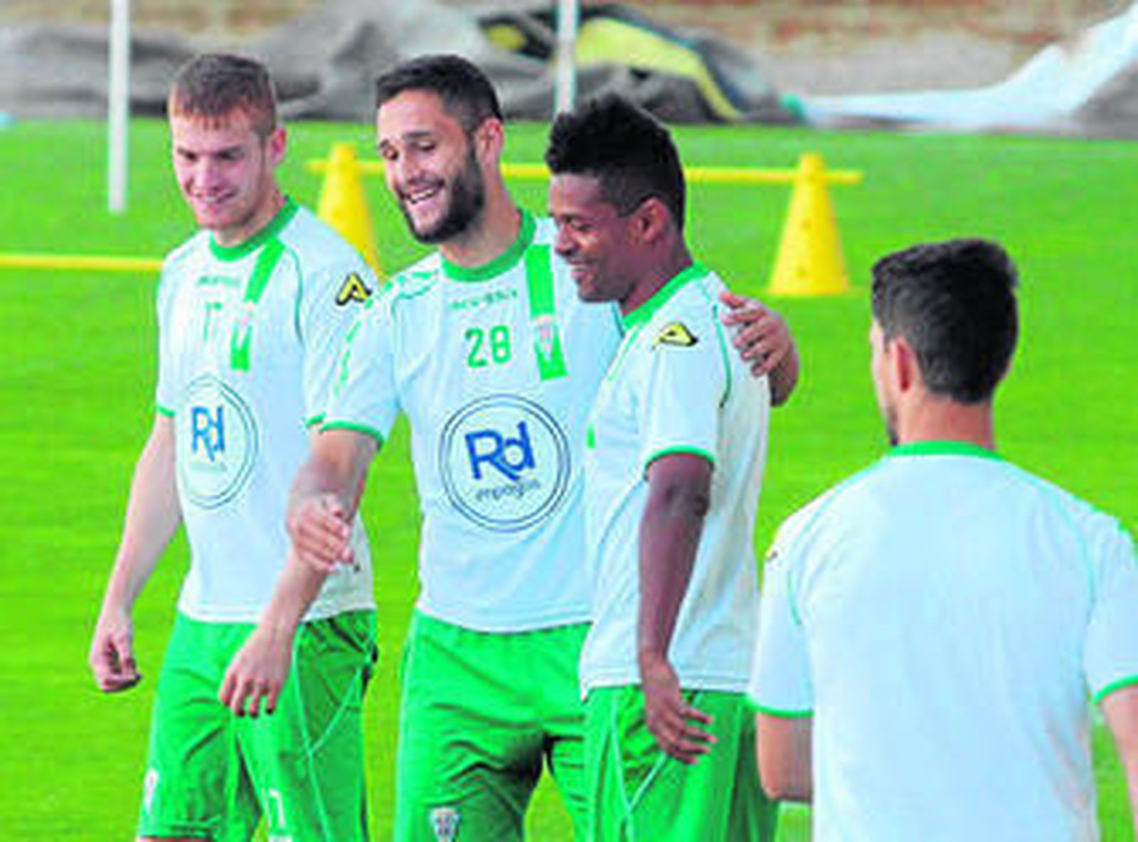 Florin sonríe junto a Gunino y Heldon Ramos en el último entrenamiento a puerta abierta en El Arcángel.