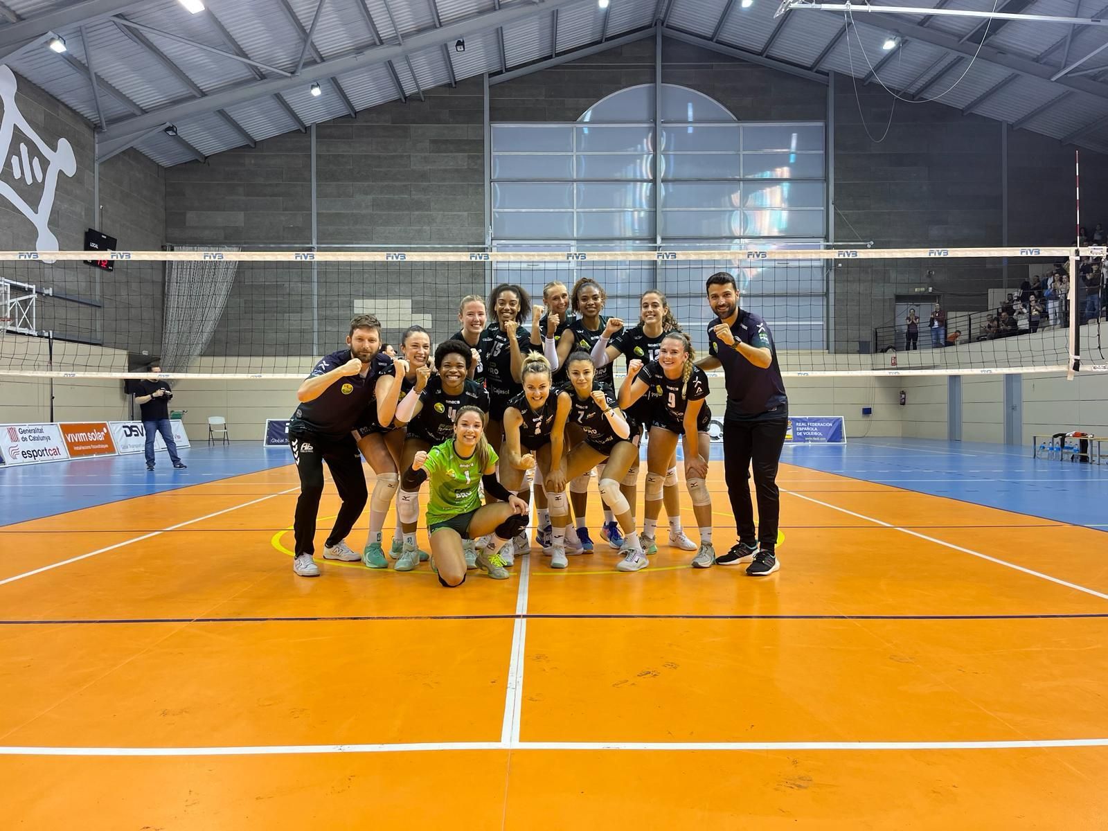 El conjunto del FP Pro Voley Cajasol celebra su triunfo ante el Sant Cugat y el pase a las semifinales.