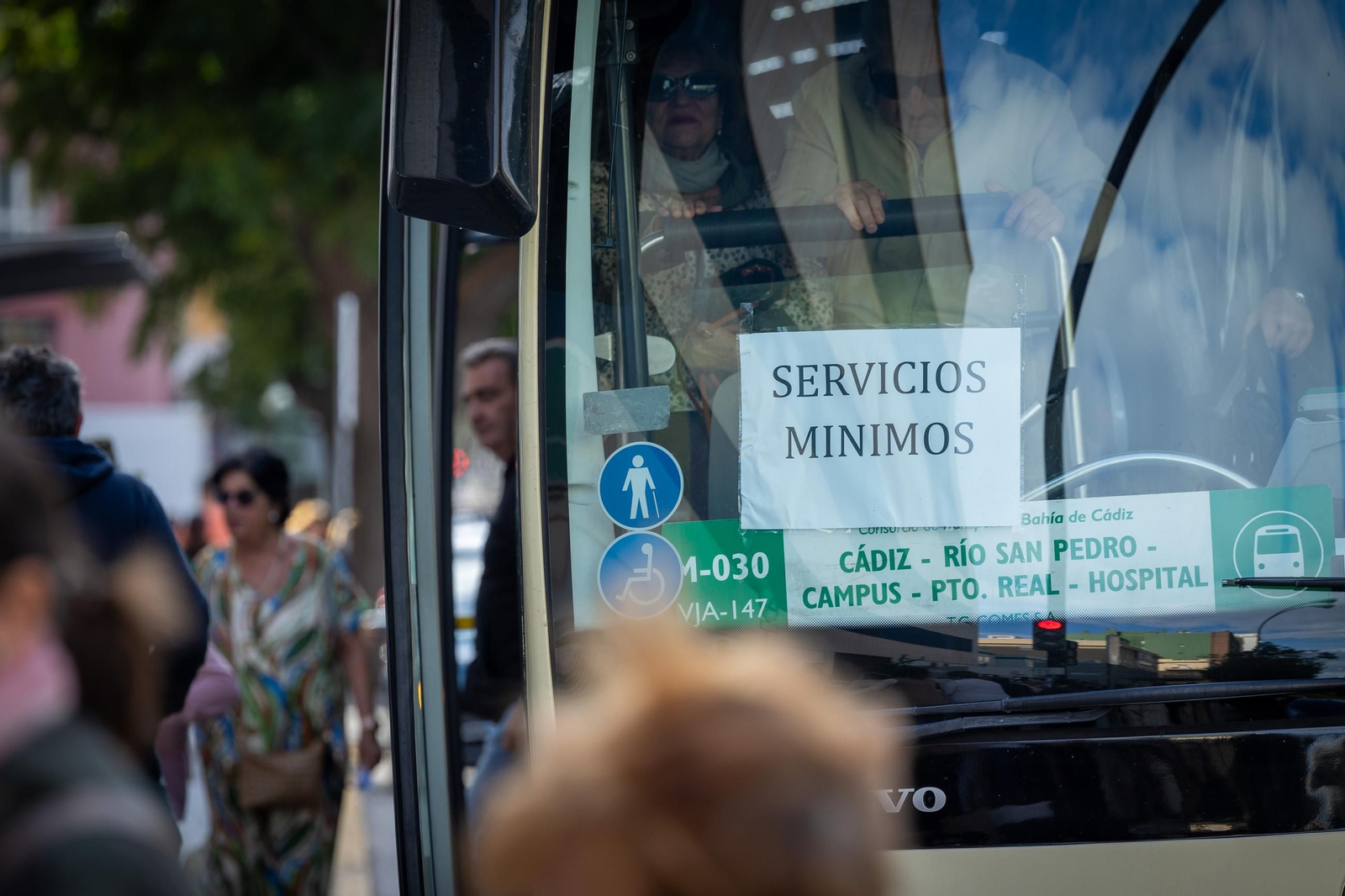 Imágenes de la primera jornada de huelga de autobuses en Cádiz