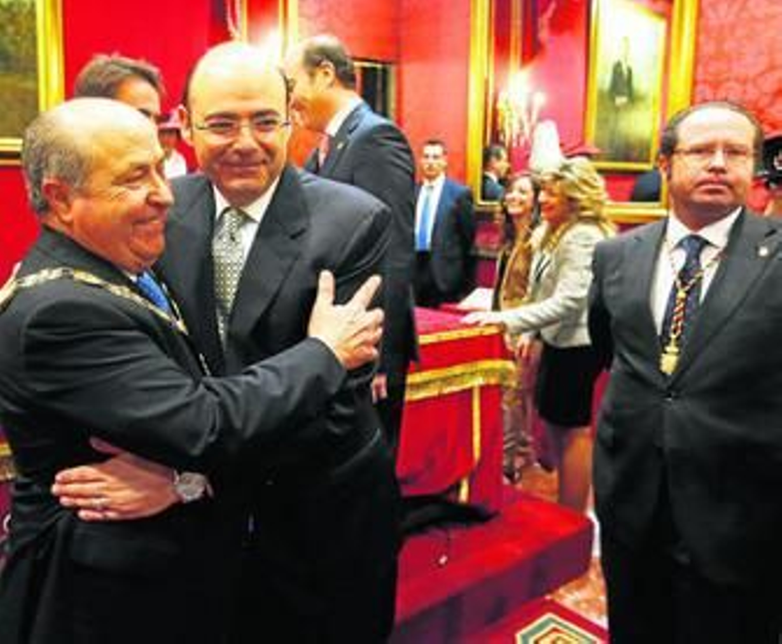 El alcalde saluda a Sebastián Pérez, el número dos del Ayuntamiento, tras ser investido.