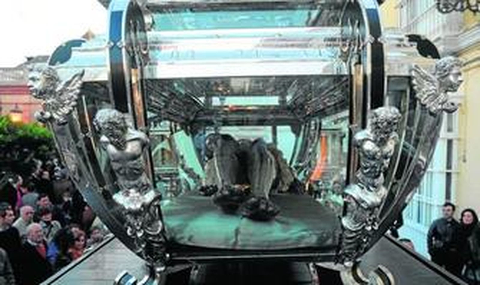 El paso de la urna del Santísimo Cristo Yacente, en plena alameda Moreno de Guerra. Son las ocho de la tarde del Viernes Santo.