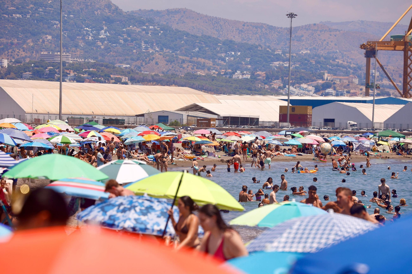 Las playas de Málaga llenas este domingo, en imágenes