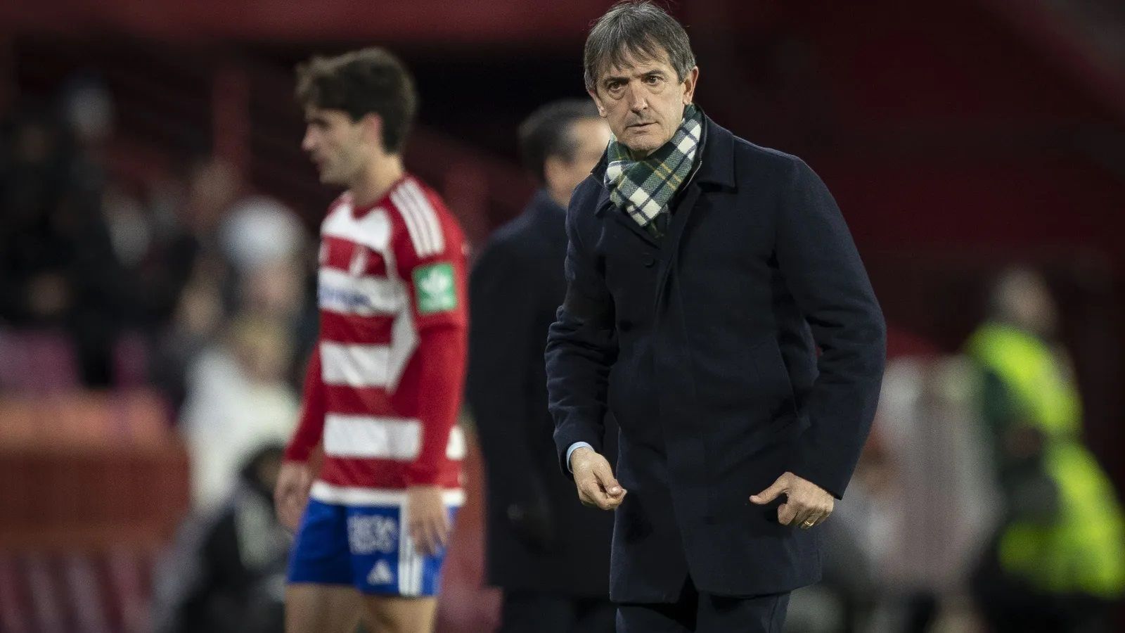 Gesto contrariado de Pacheta, con Alemañ al fondo.