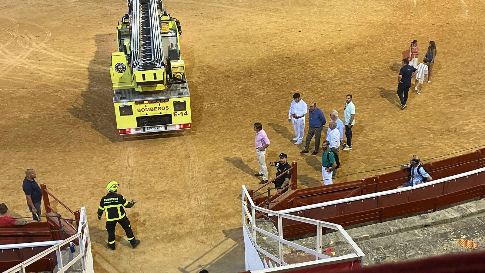 Momento en el que el camión de bomberos consigue entrar en el ruedo.