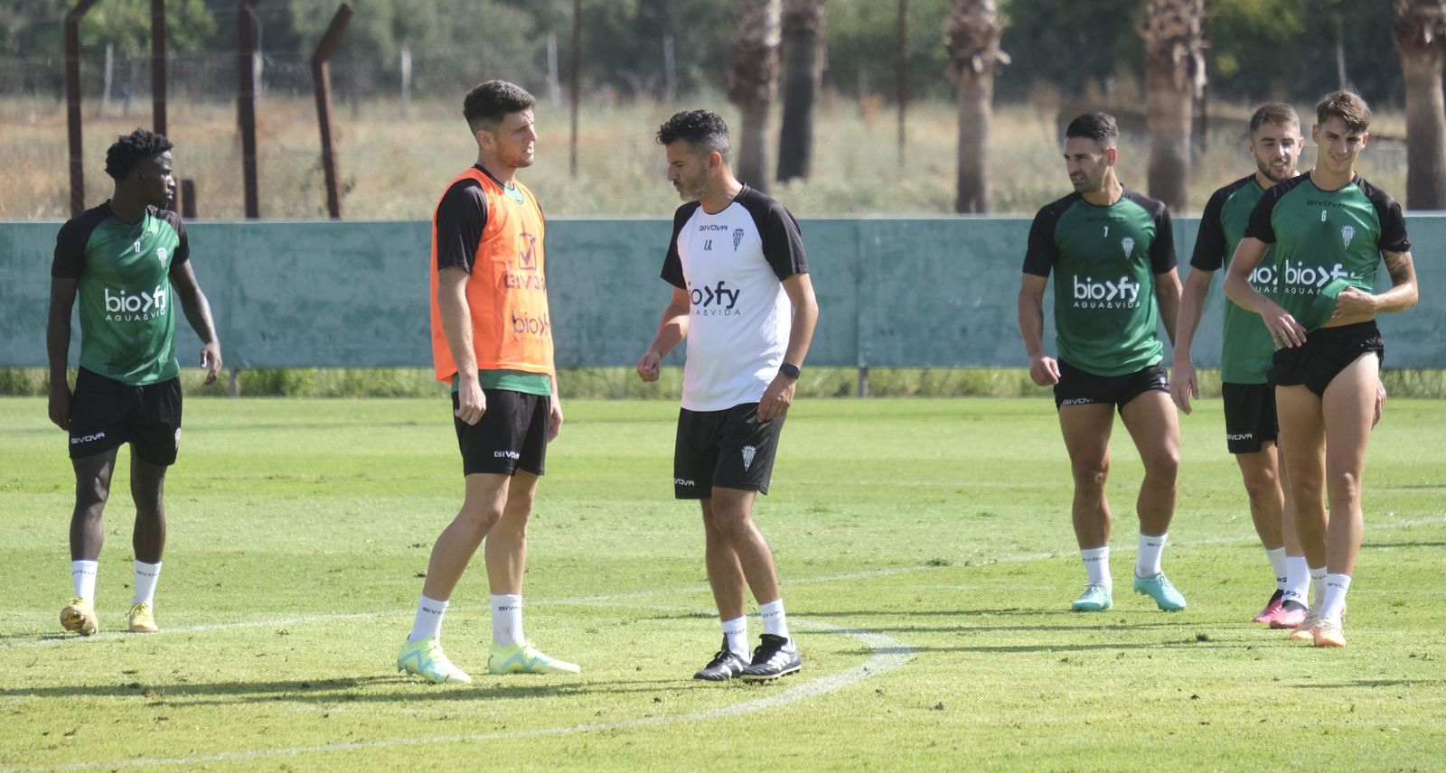 Iván Ania charla con Toril en un entrenamiento del Córdoba CF.