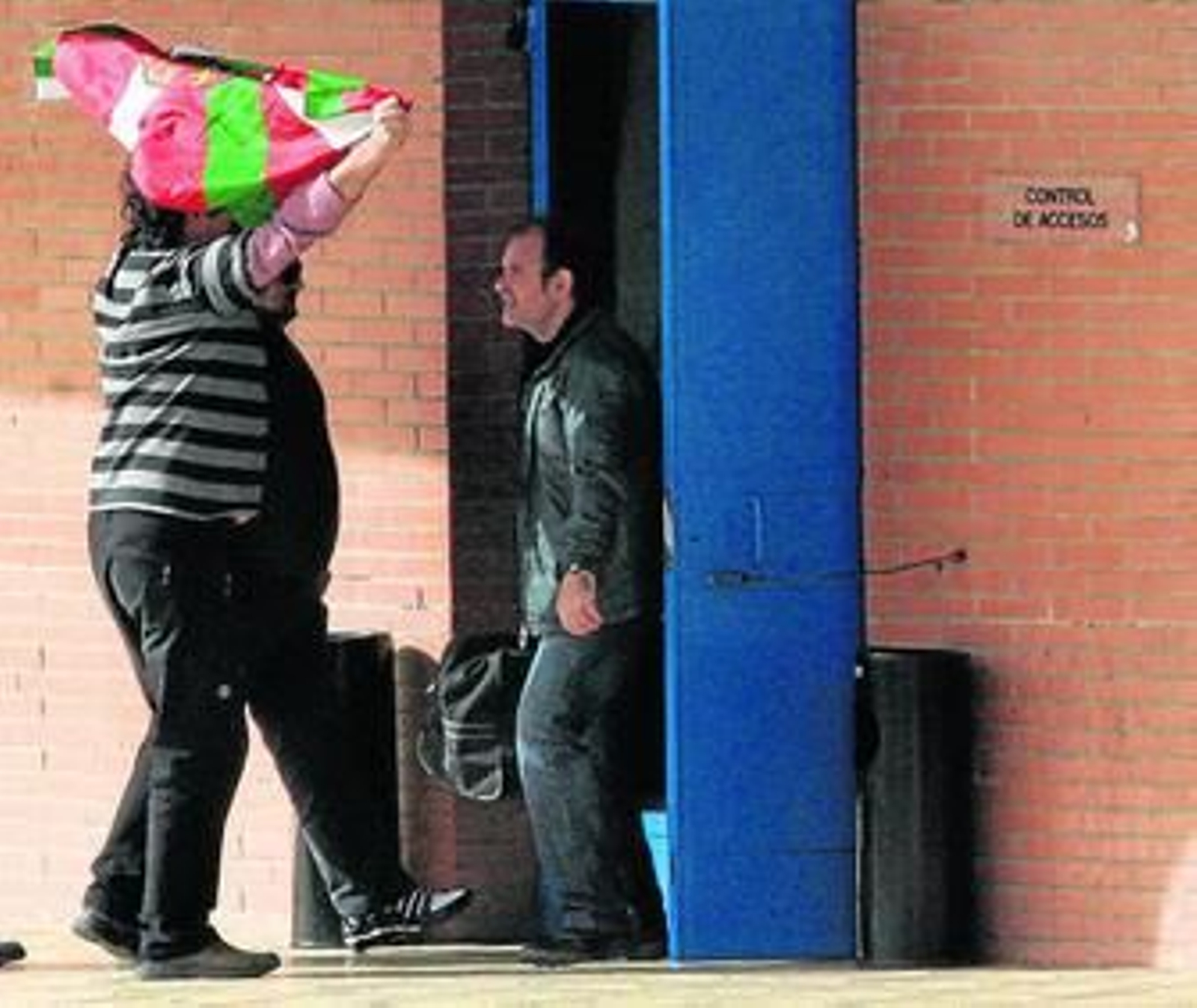 El etarra Arruti Azpitarte, ayer a su salida del centro penitenciario.