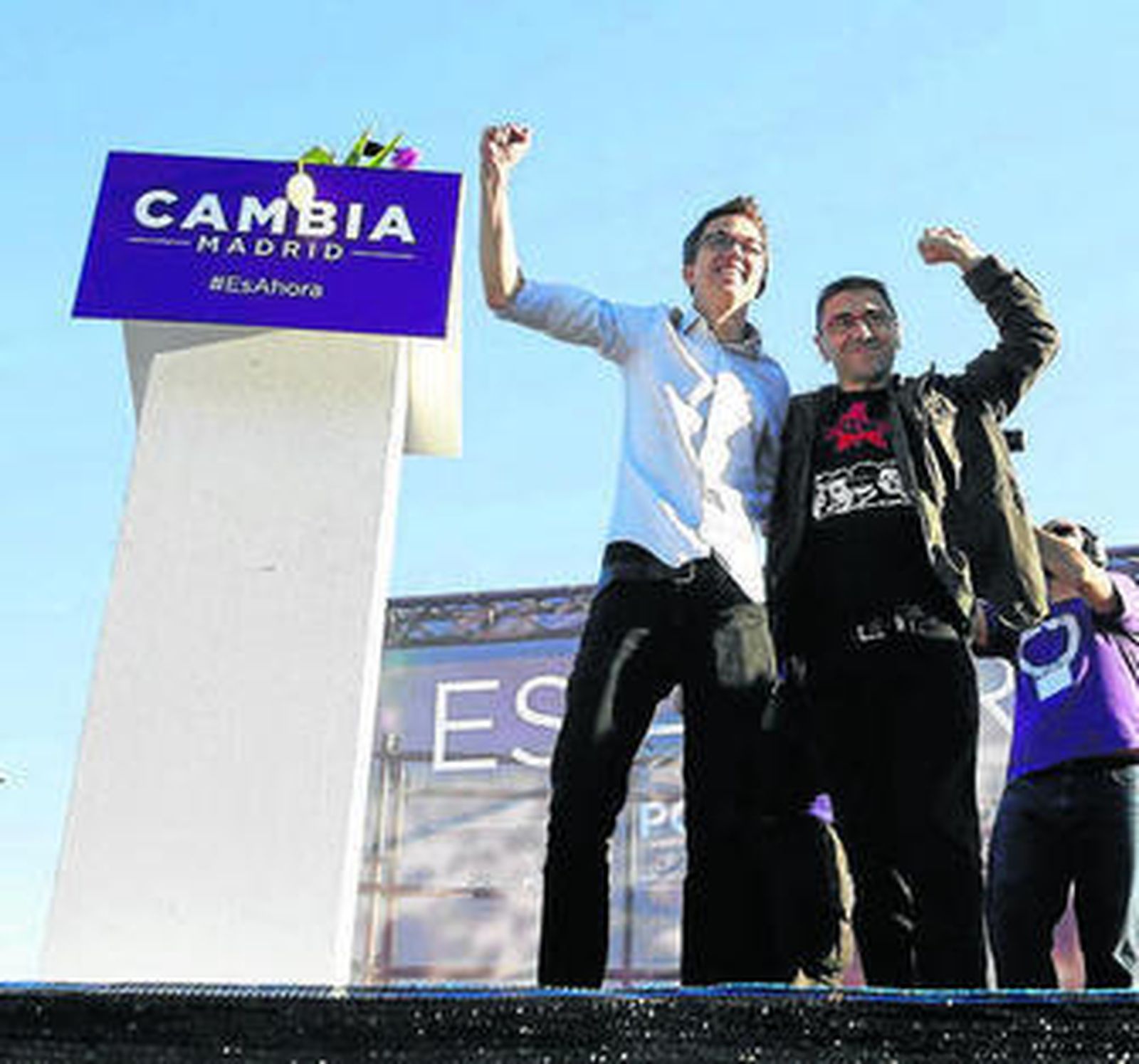 El ex dirigente de Podemos Juan Carlos Monedero (d), ayer con Íñigo Errejón.