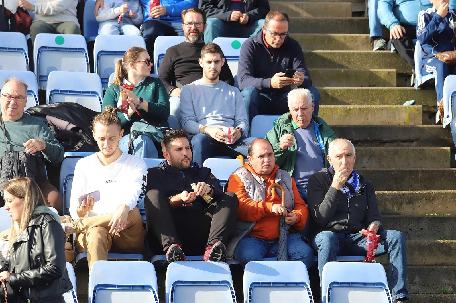 Imágenes del ambiente en las gradas del Nuevo Colombino durante el Recre-Vélez