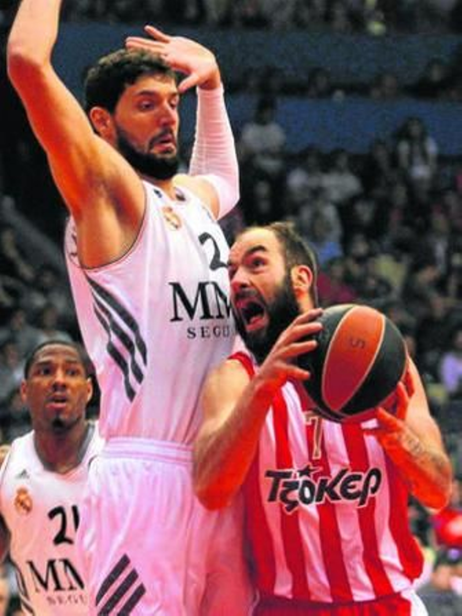 Mirotic defiende a Spanoulis.