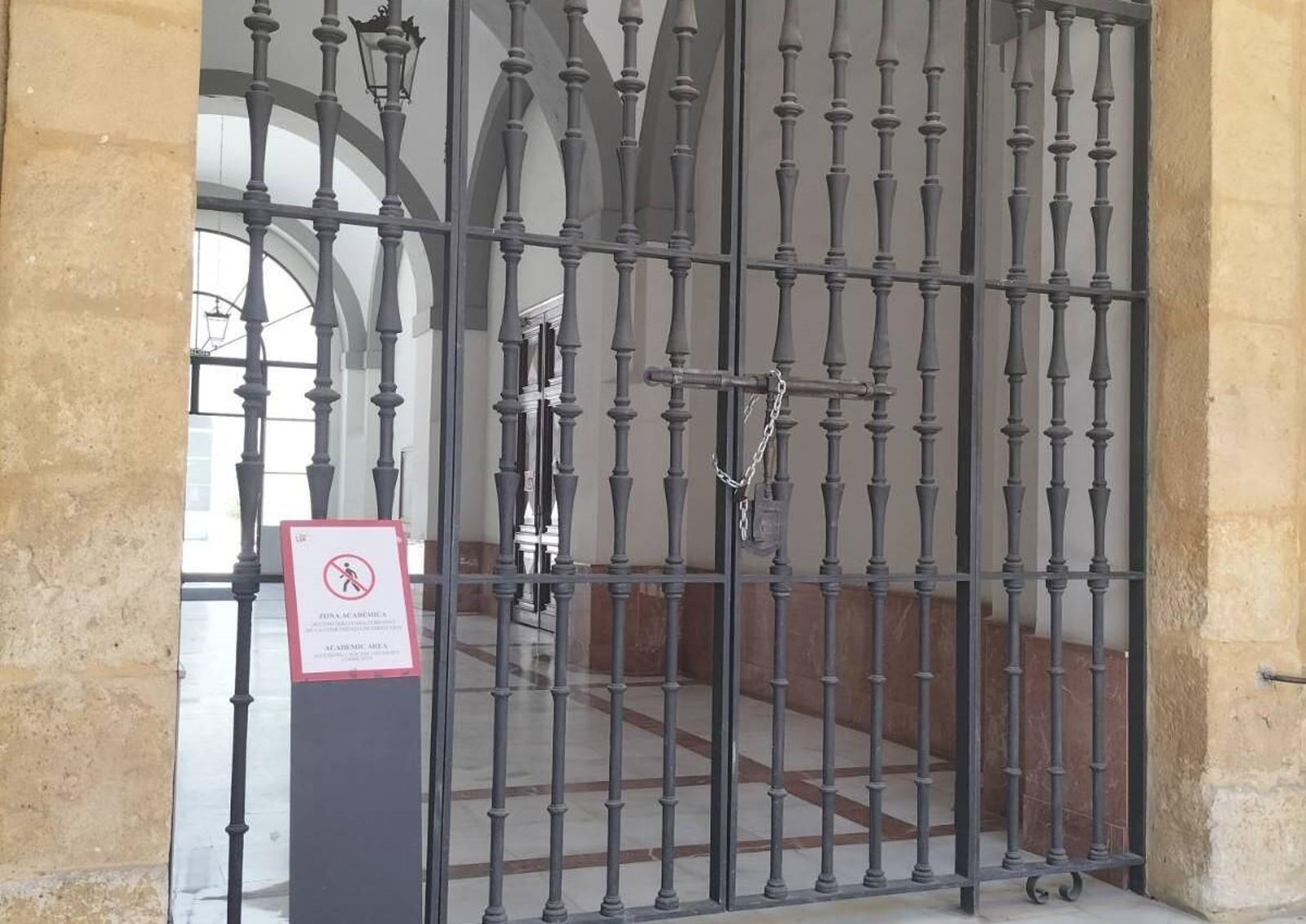 Cierre del patio de la fuente del Rectorado, donde iba a celebrarse la asamblea pro palestina.