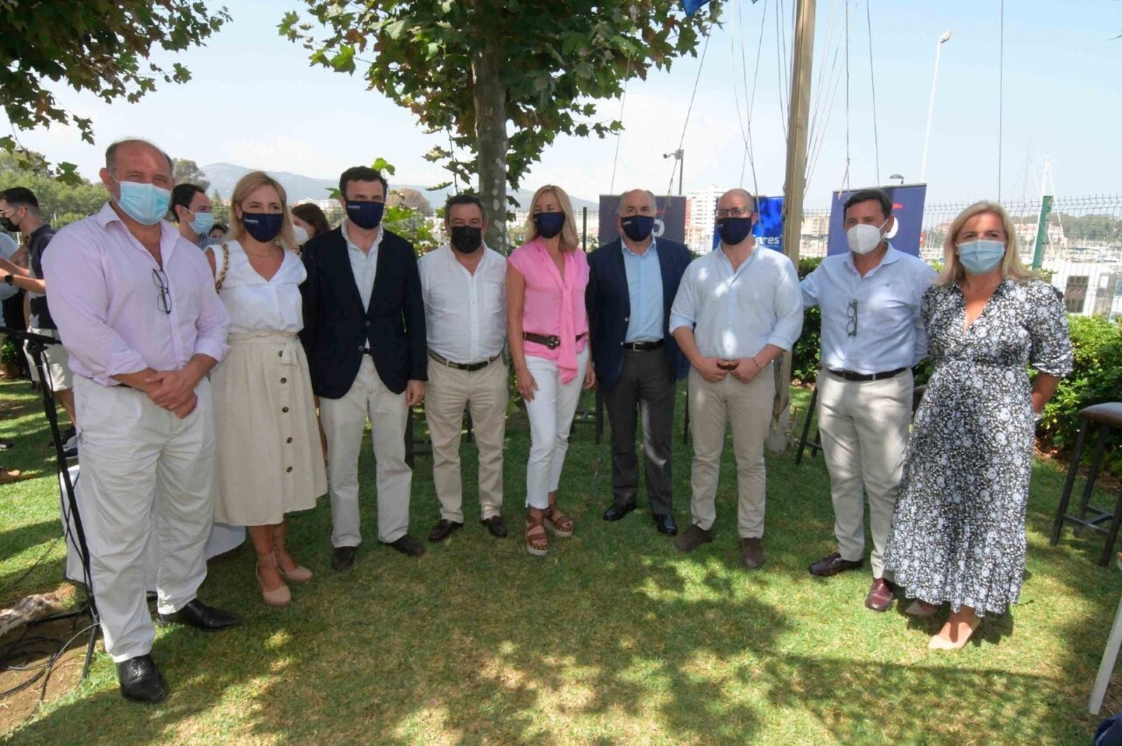 Miembros del PP, durante la visita de Ana Beltrán