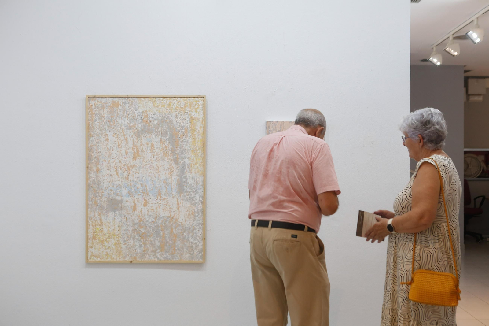 Las fotos de la exposición El mundo de Ara de Feli Muñoz en la sala Cajasur de Algeciras