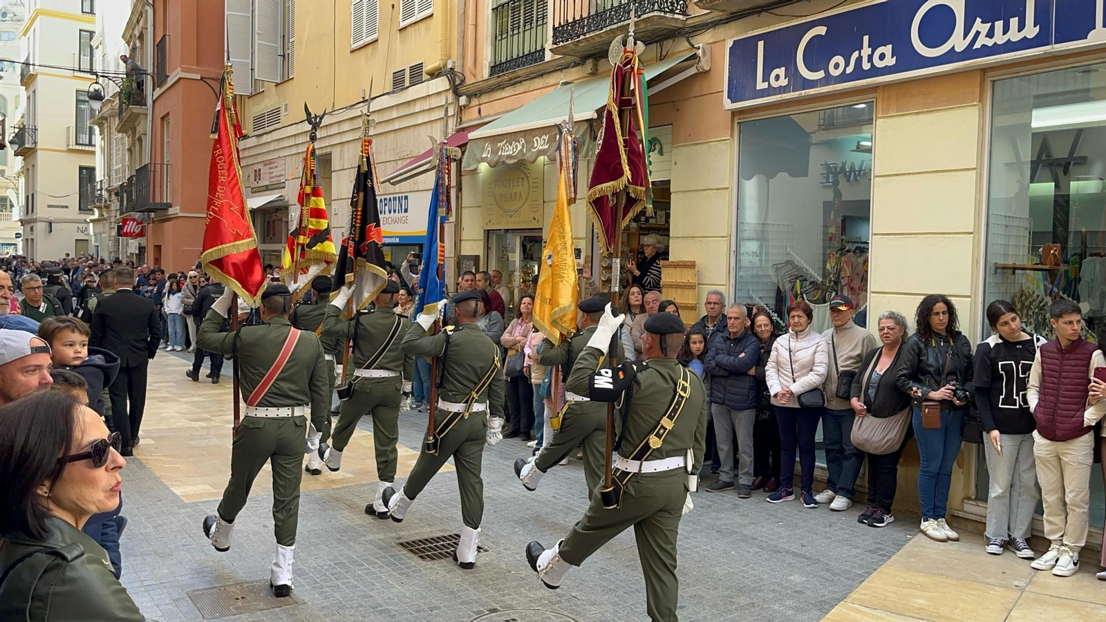 La Brigada de Paracaidista trasladando al Cristo de las Ánimas de Ciegos, en imágenes