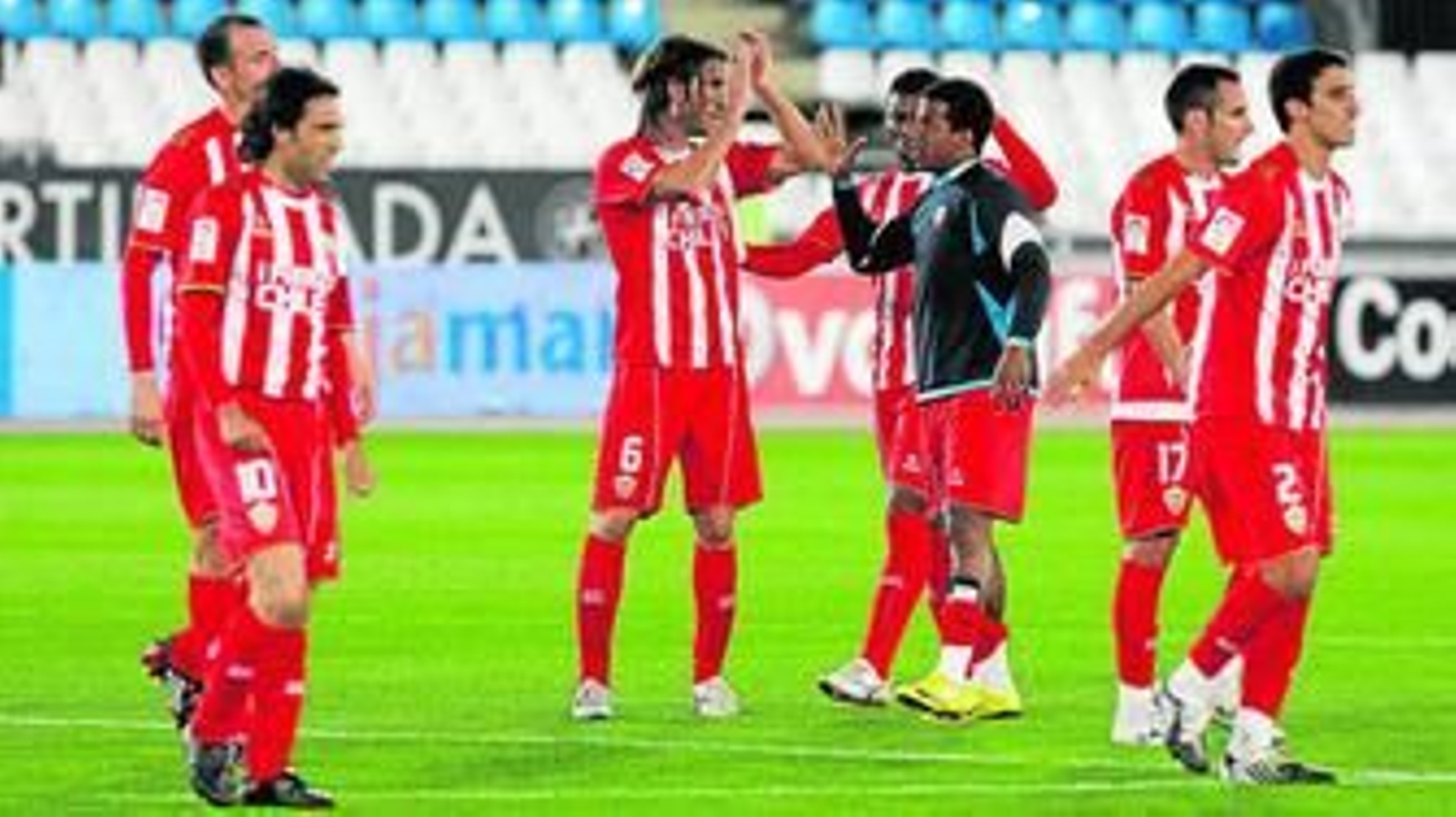 En la camiseta de Ortiz Bernal, en primer plano, se observa el lema que lució el Almería frente al Barcelona.