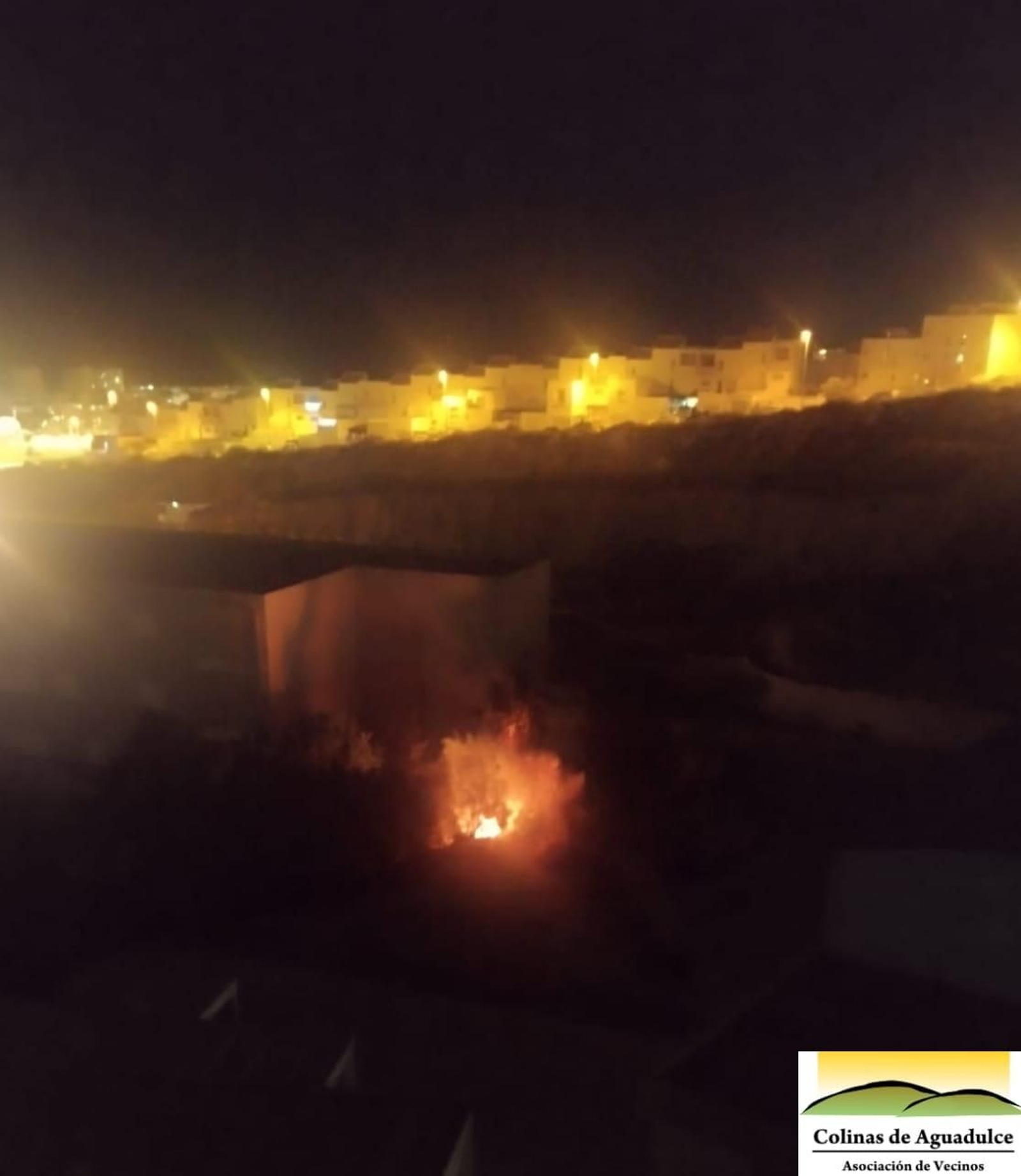 Imagen del conato de incendio junto al IES Mar Mediterráneo de Aguadulce.