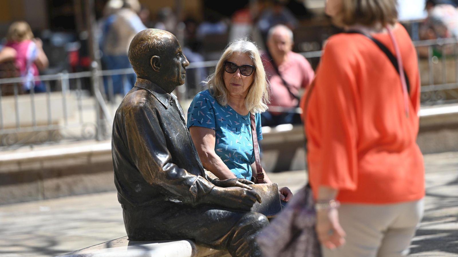 Una mujer, junto a la estatua de Picasso en la Plaza de la Merced.