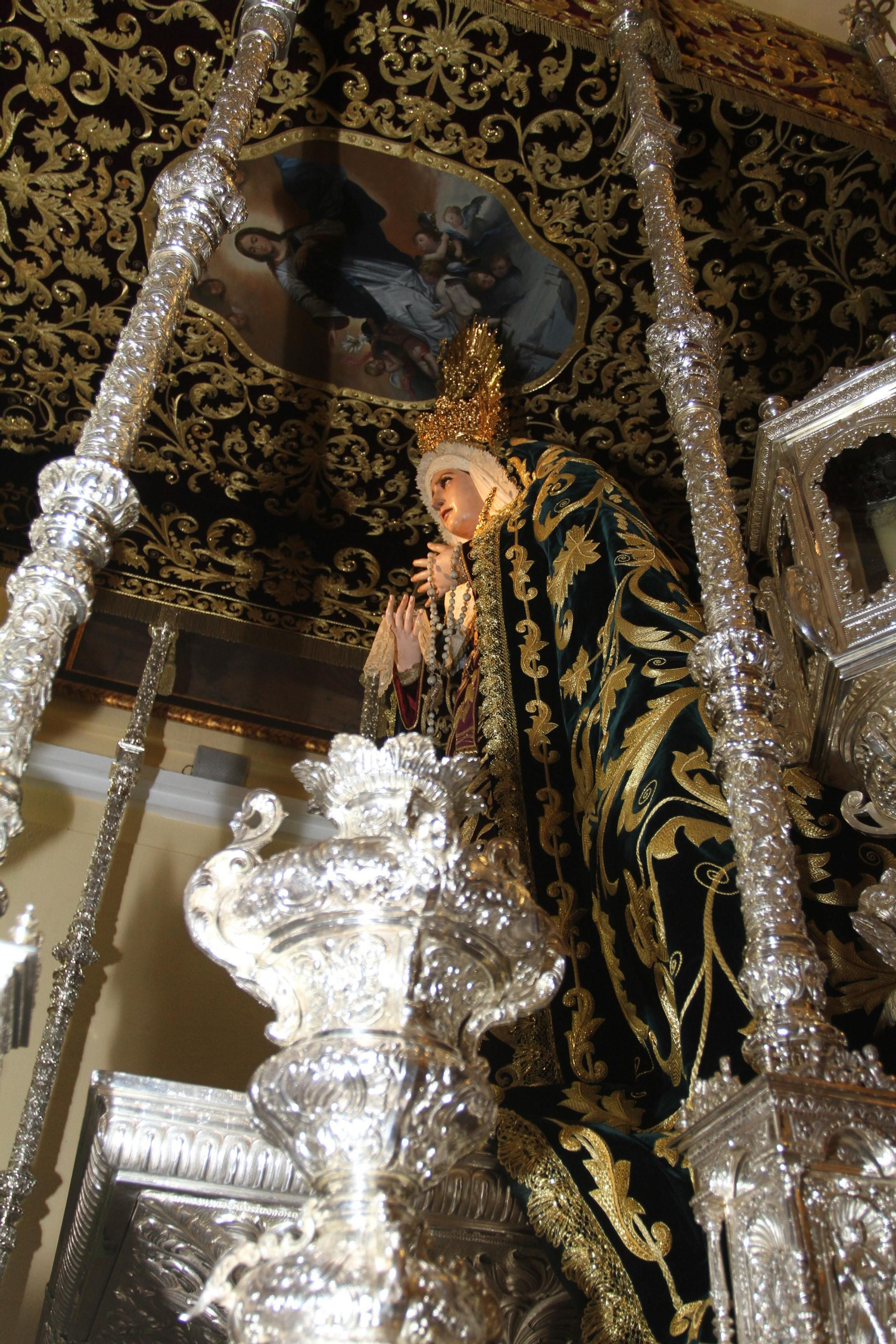 Preparativos de la Virgen del Rocío y la Esperanza de la Hermandad del Calvario