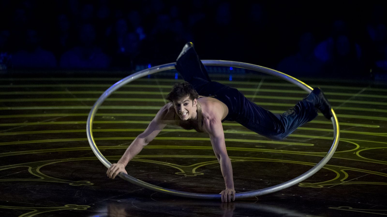 El acróbata juega con el aro en un momento del espectáculo.