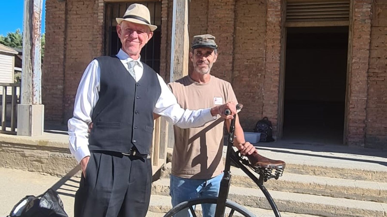 Leonardo Giménez junto al cineasta durante un descanso del rodaje.