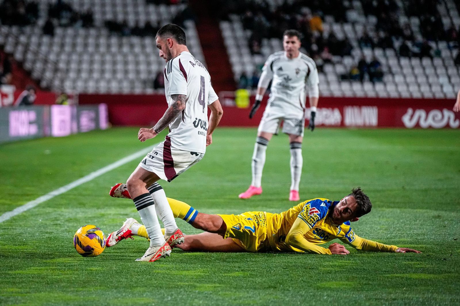 Sobrino cae al césped en presencia de Agus Medina en el último partido.